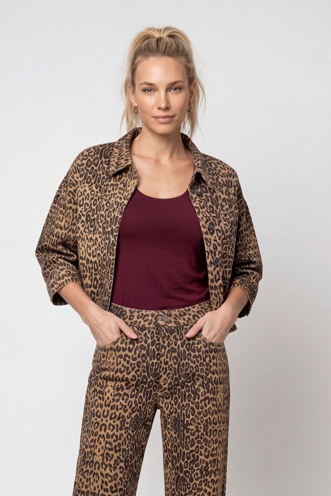 Jeansjacke mit Leo-Print Jeansjacke mit Leo-Print